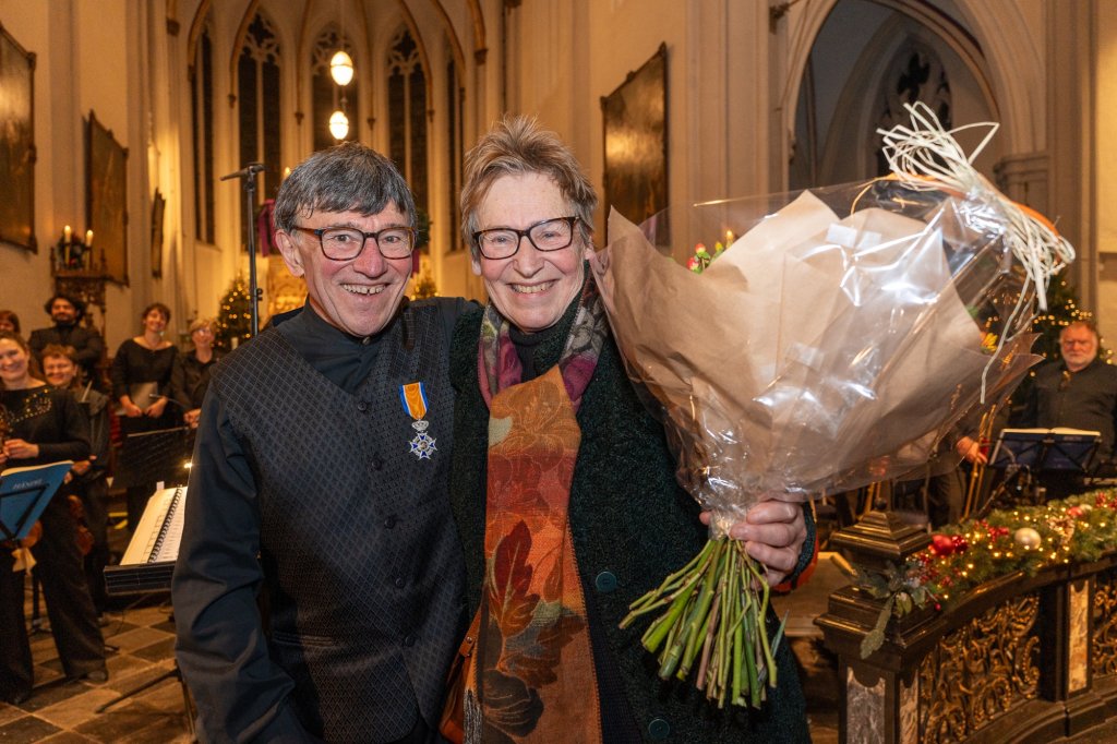 Huub Ehlen met zijn opgespelde onderscheiding