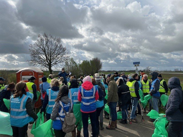 Groep zwerfafvalruimers klaar om te beginnen