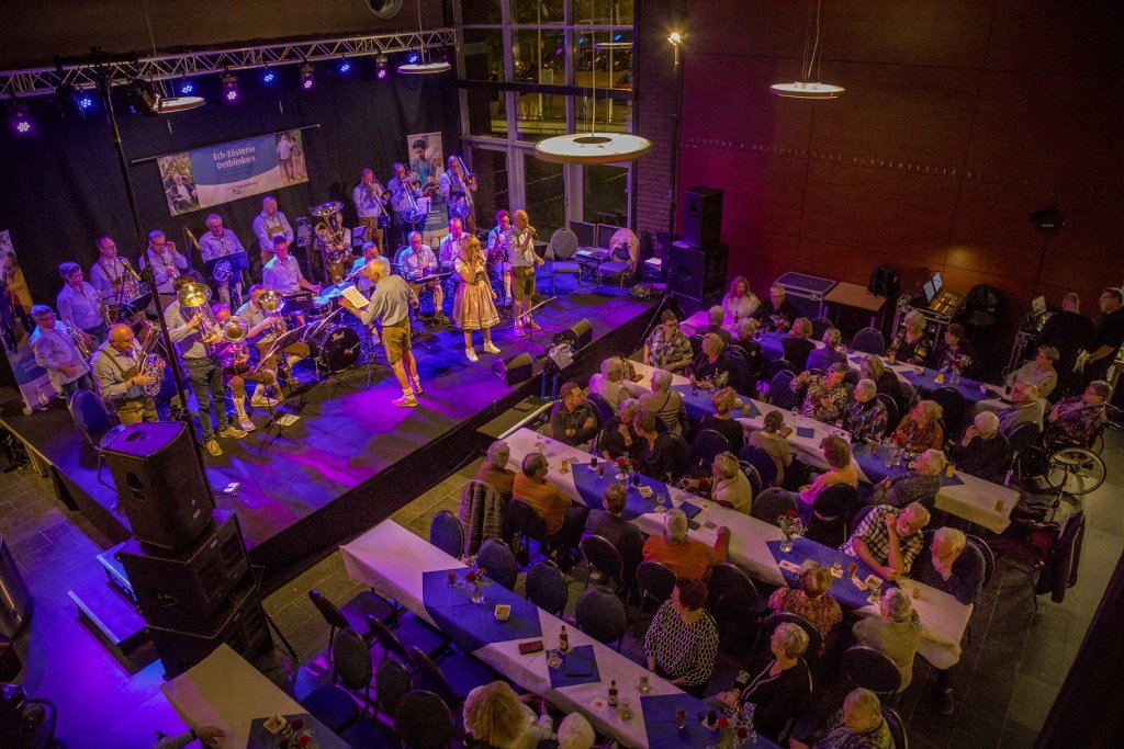 Muziekgezelschap De Breultaler treed op voor de mantelzorgers in de gemeentehal