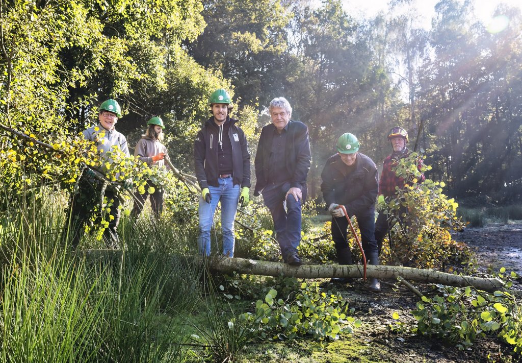 Wethouder Peter Pustjens en enkele vrijwilligers werken in het bos