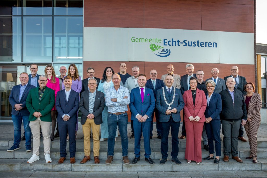 Nieuwe raadsleden op de trap voor het gemeentehuis in Echt