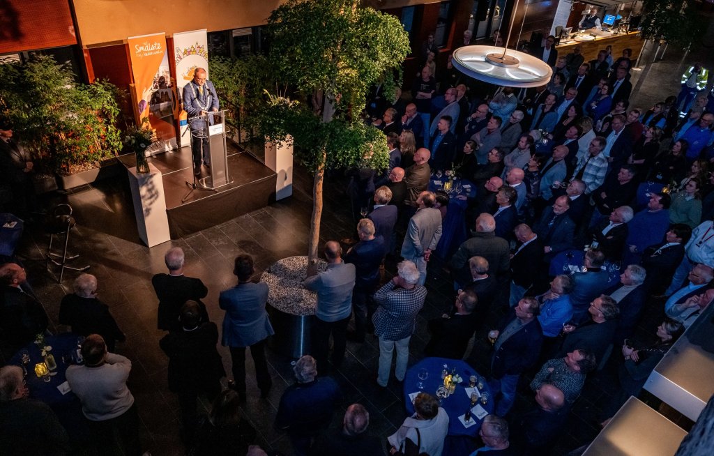 Burgemeester spreekt de aanwezigen toe in de hal van het gemeentehuis