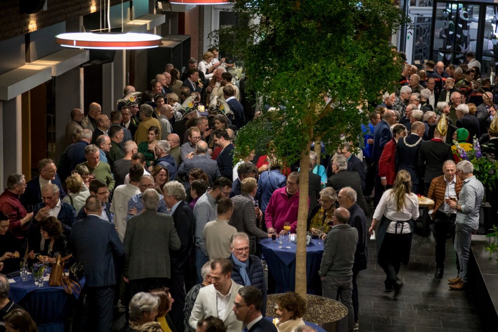 Bezoekers van de nieuwjaarsontvangst in de hal van het gemeentehuis