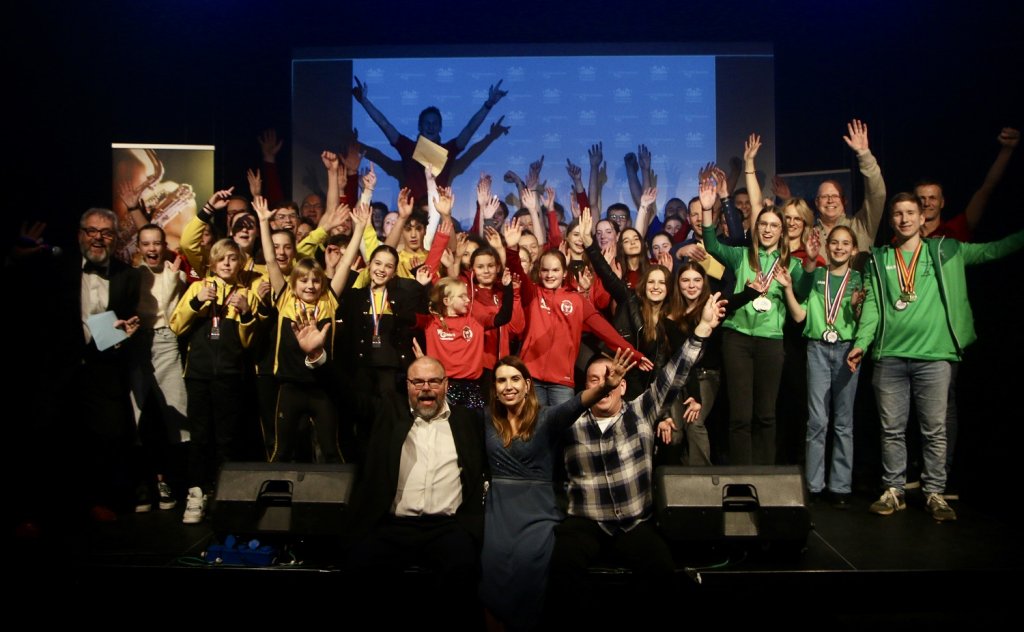 Alle kampioenen, wethouder Kim Leurs en de organisatie samen op de bühne