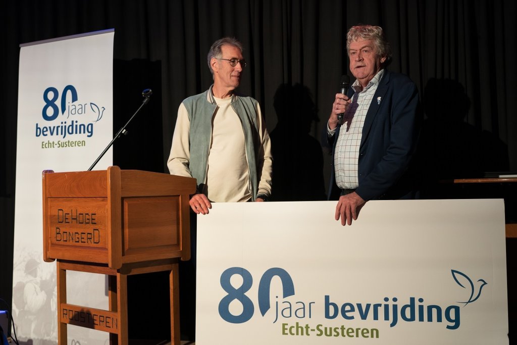 Wethouder Peter Pustjens en Jos Cremers onthullen logo ’80 jaar bevrijding’