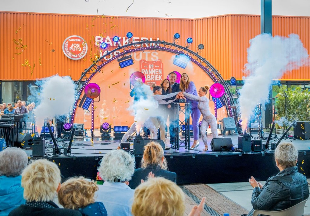 Wethouders Leurs en Frische openen met een druk op de knop De Pannenfabriek
