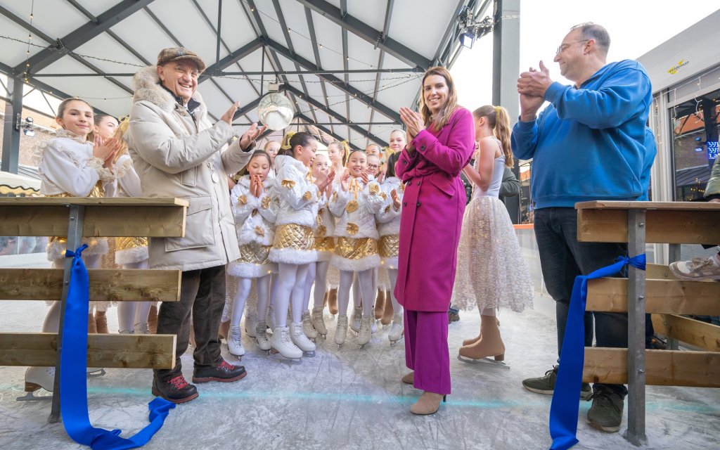 Burgemeester Jos Hessels en wethouder Kim Leurs met enkele jonge schaatsengeltjes op de schaatsbaan van Winterwonderland