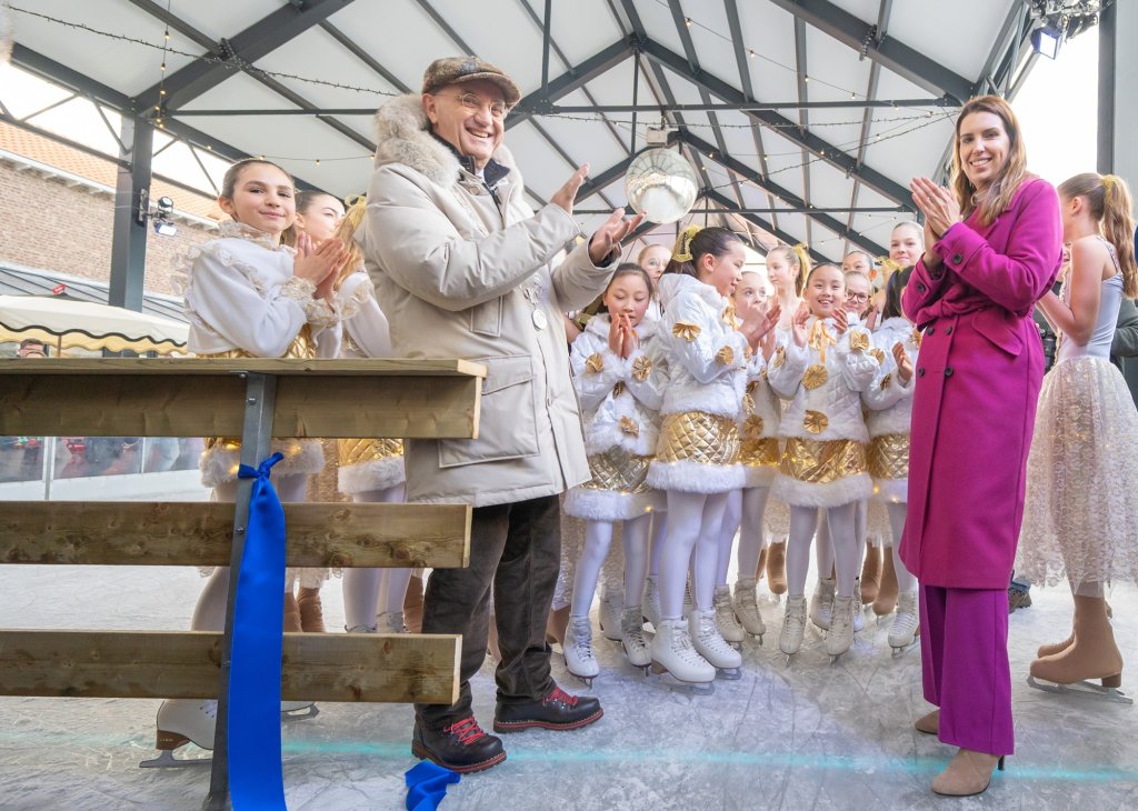 Burgemeester Jos Hessels en wethouder Kim Leurs met enkele jonge schaatsengeltjes op de schaatsbaan van Winterwonderland