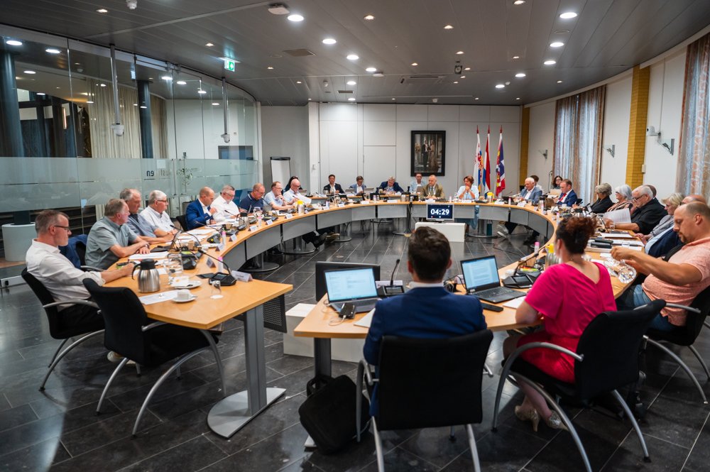 De raadzaal met de gemeenteraad