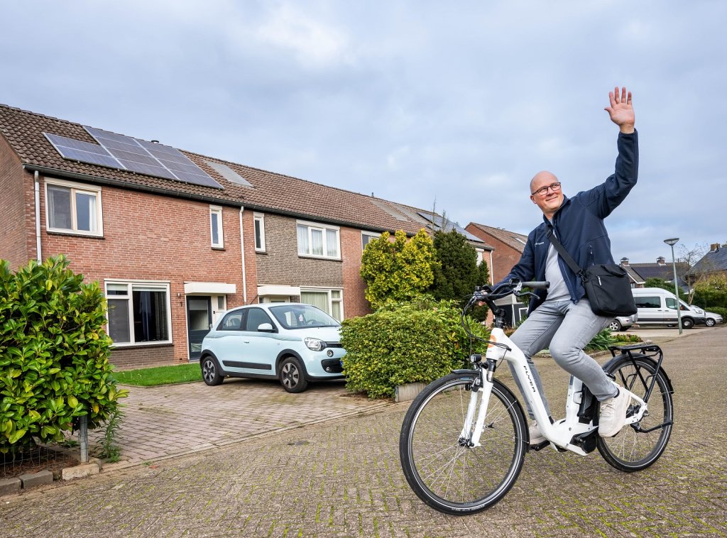 Gids Duurzaamheid Rick Buitenkamp fietst door de wijk