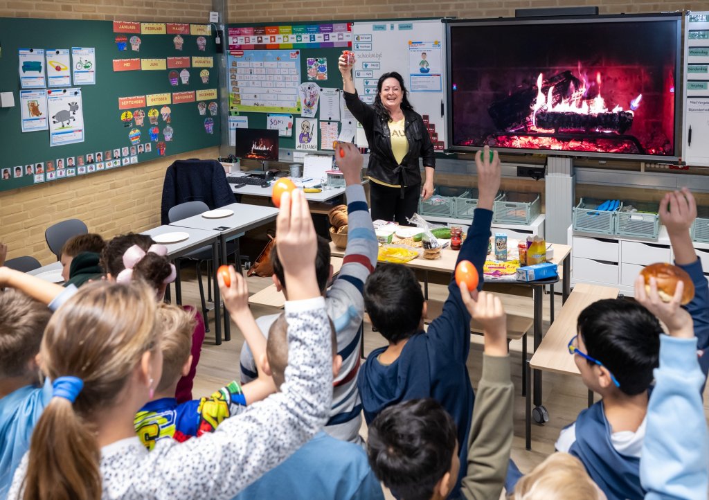 Wethouder Inge Minkenberg en kinderen in de klas tijdens het schoolontbijt