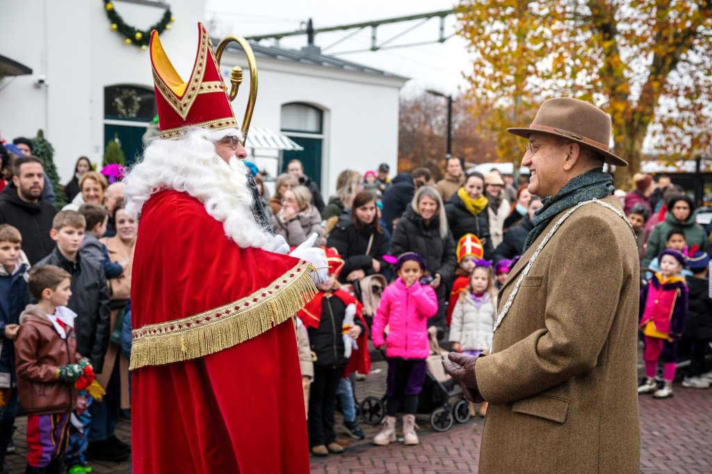 Burgemeester Jos Hessels met Sinterklaas in een 2CV