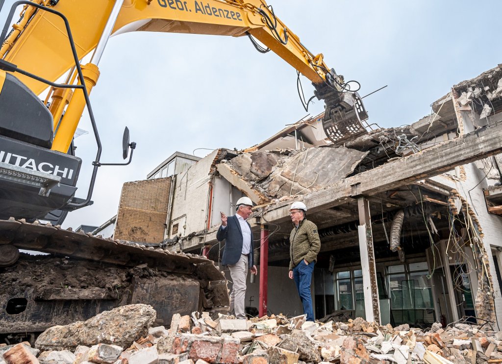 Wethouder Hub Meuwissen samen met de heer Fabri bij de sloopplek