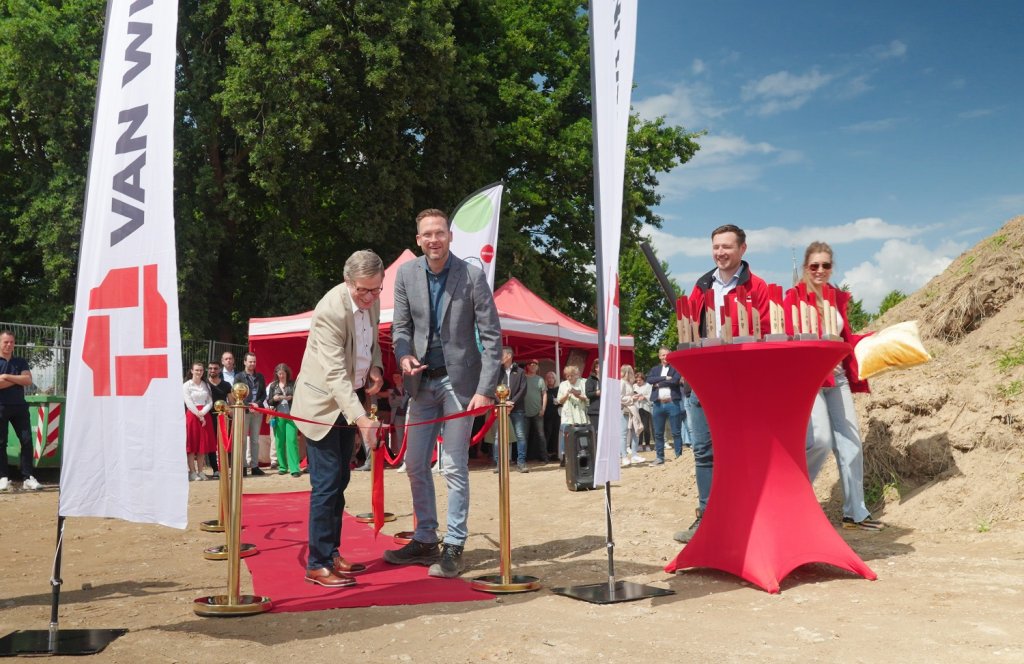 Wethouder Hub Meuwissen knipt lint door