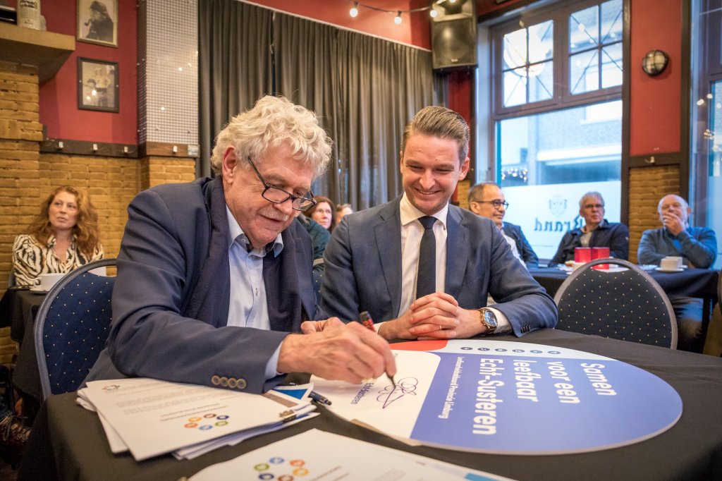 Wethouder Peter Pustjens en gedeputeerde Michael Theuns ondertekenen een Leefbaarheidsakkoord