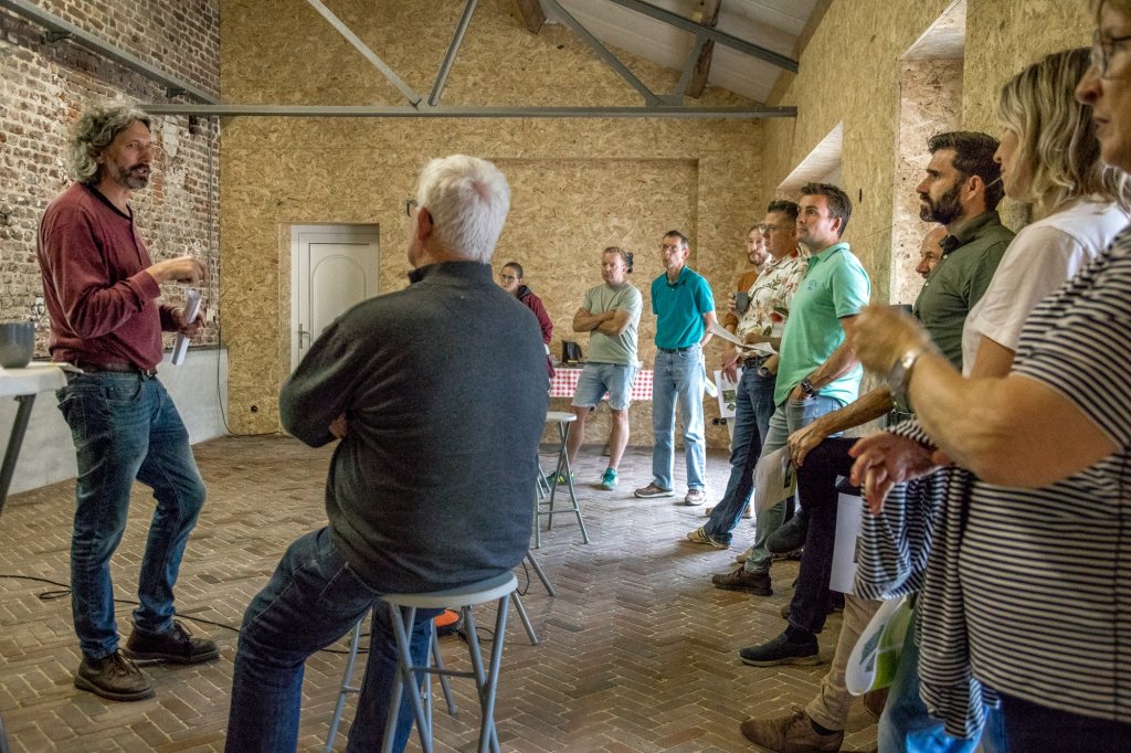 Ron Janssen geeft uitleg tijdens de terugkomdag voor deelnemers uit 2025.