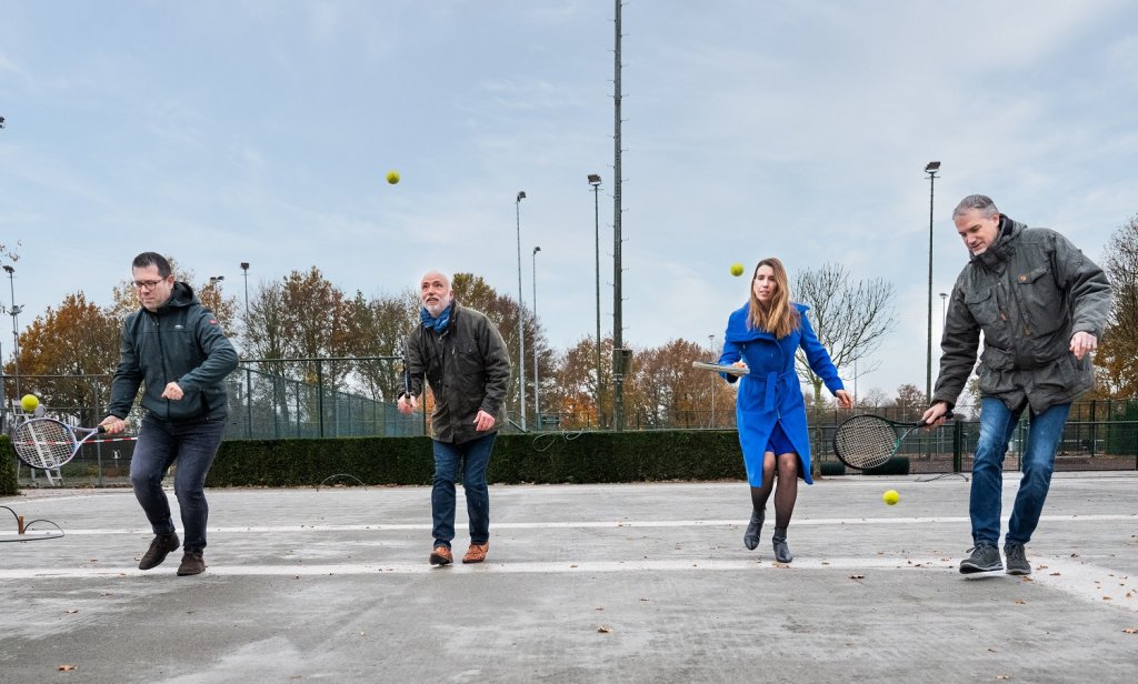 Ton Roumen, Angelo Peeters, wethouder Kim Leurs en Jeroen van de Ven slaan een balletje tennis