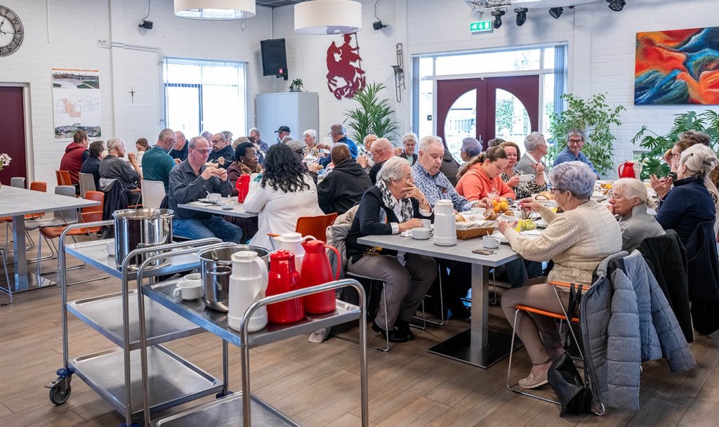 Wethouder Inge Minkenberg aan tafel met genodigden voor de verbindingslunch