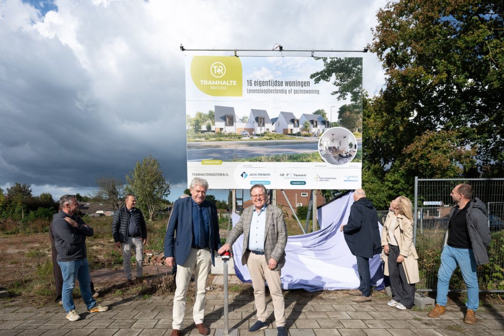 Wethouder Peter Pustjens en de projectontwikkelaar onthullen woningbouwbord