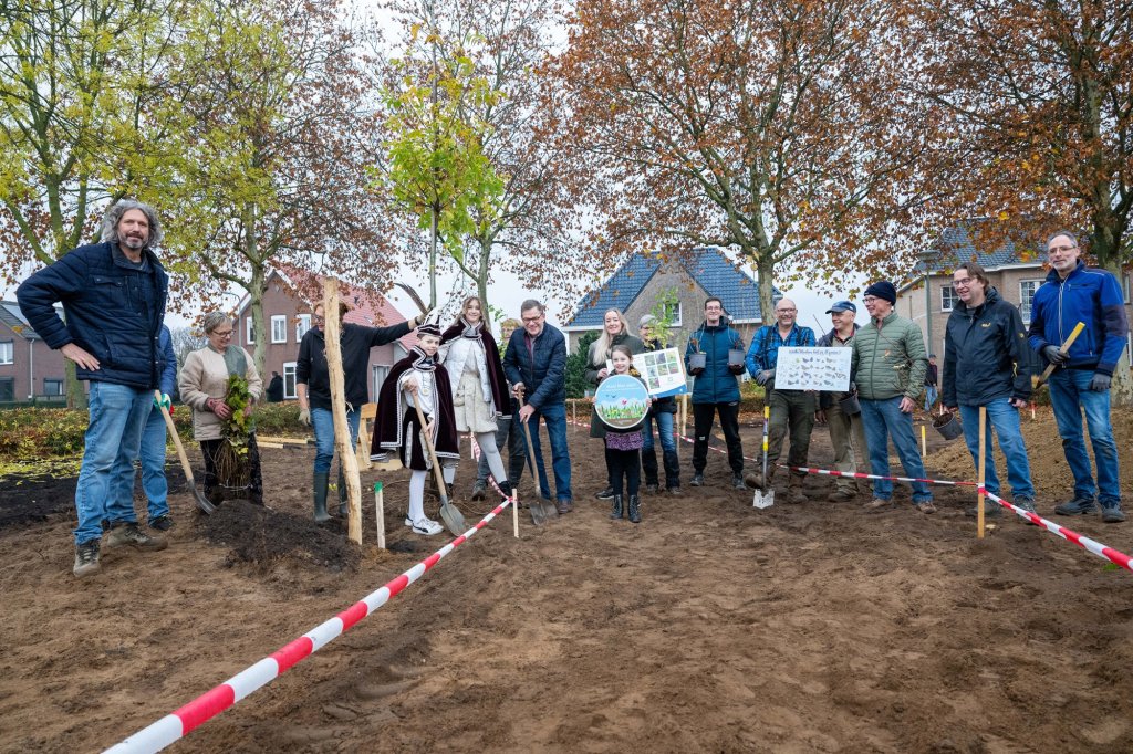 Wethouder Hub Meeuwsen met enkele buurtbewoners zetten de eerste schop in de grond