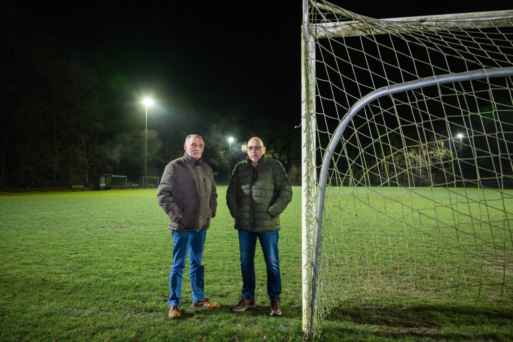 Vrijwilligers Piet Cleven en Tjeu Katzenbauer naast het doel op het voetbalveld