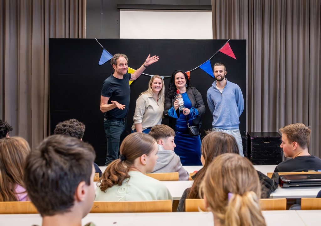 Wethouder Inge Minkenberg samen met de drie acteurs van Helder Theater