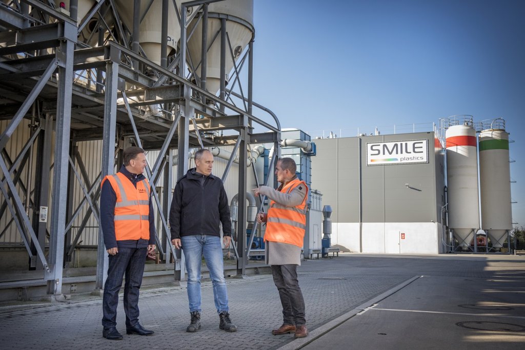 Wethouder Geert Frische en commercieel directeur Frank de Munck op het terrein van Smile Plastics in Susteren