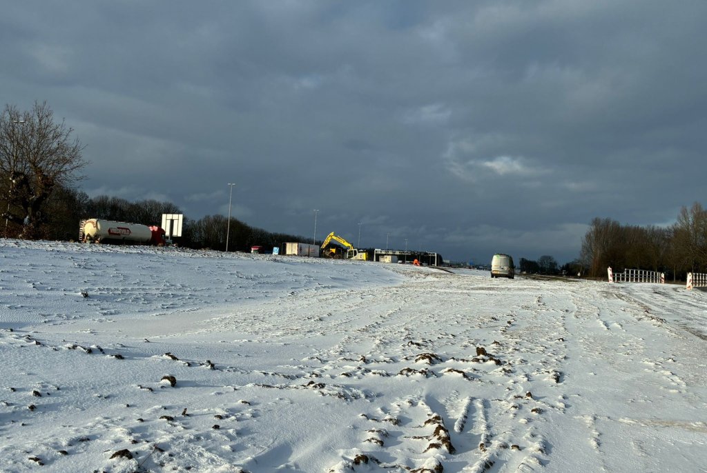 Met sneeuw bedekte berm langs de A2
