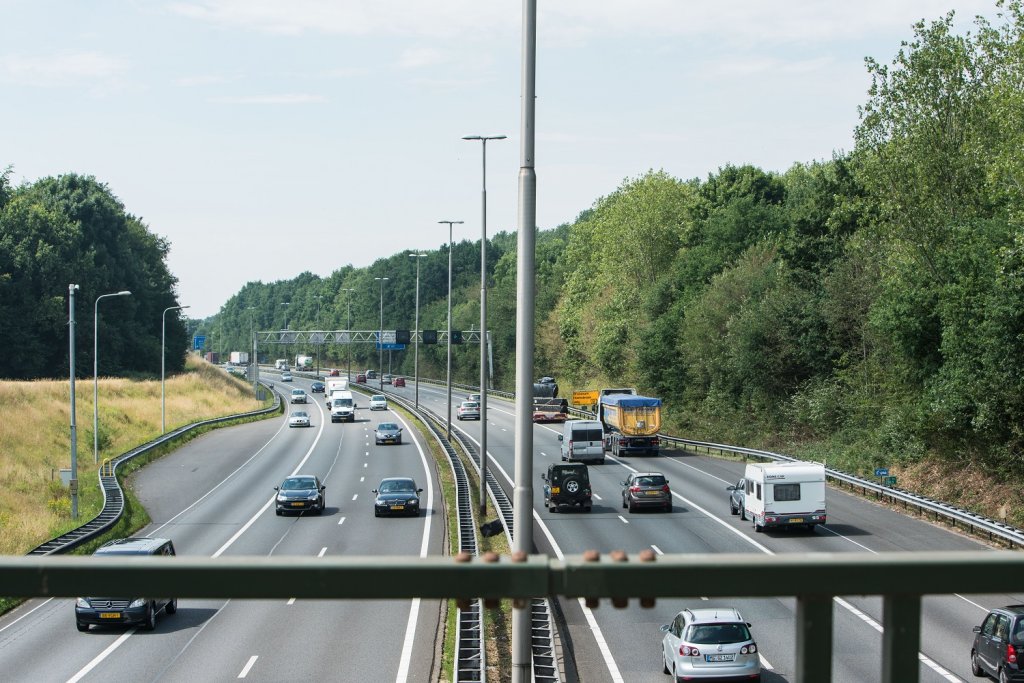 Auto's op de snelweg gefotografeerd vanaf een brug