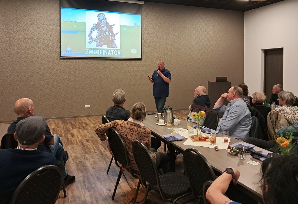 Dirk Groot geeft een presentatie aan een groep ZAP-pers in een zaaltje