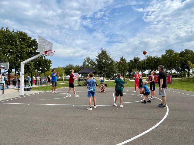 Opening basketbalveld