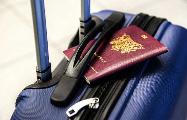 Paspoort op reiskoffer