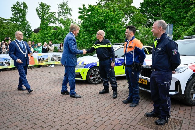 Koning Willem Alexander schudt de hand van Clarence Pielaat
