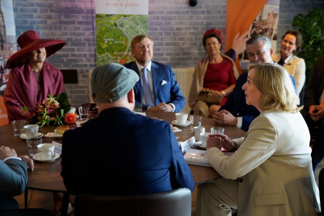 Marlène Scheres-Verheesen in gesprek met het koningspaar