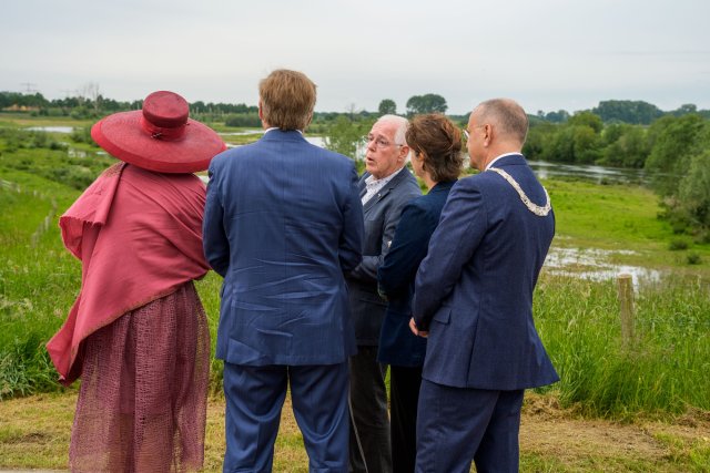 Sjaak den Hollander voorziet het koningspaar van informatie