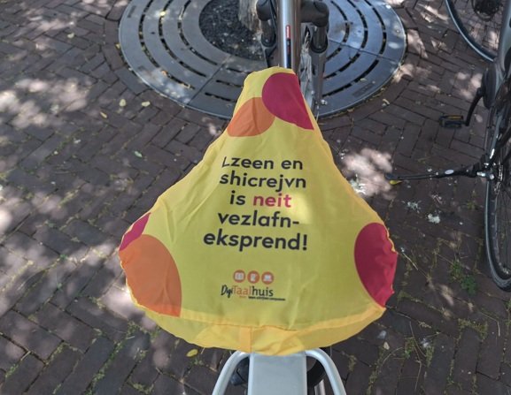 Fietszadelhoes met een tekst van DigiTaalhuis