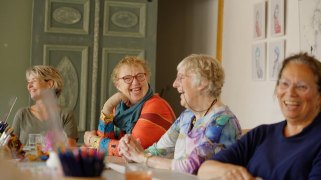 Vier langende senioren dames aan tafel