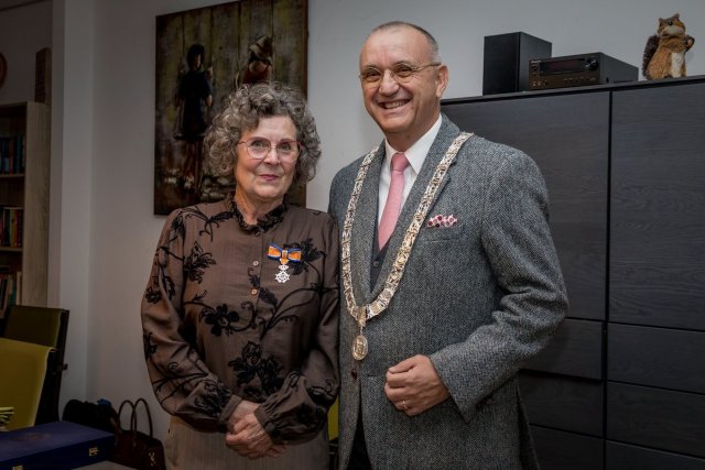 Mevrouw Gertje Koenen en burgemeester Jos Hessels