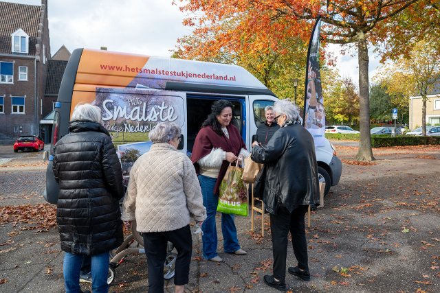 Wethouder Inge Minkenberg neemt producten in ontvangst van enkele dames