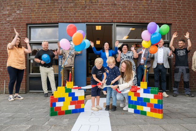 Twee jongetjes knippen een openingslint door