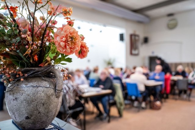 Deelnemers aan de verbindingslunch aan tafel