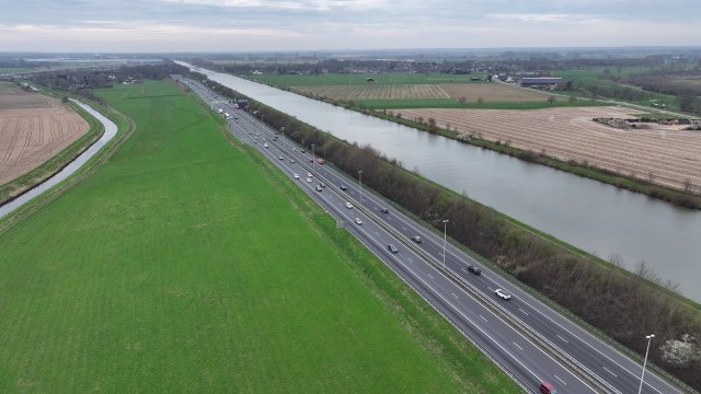 Luchtfoto van autoweg A2 en Julianakanaal