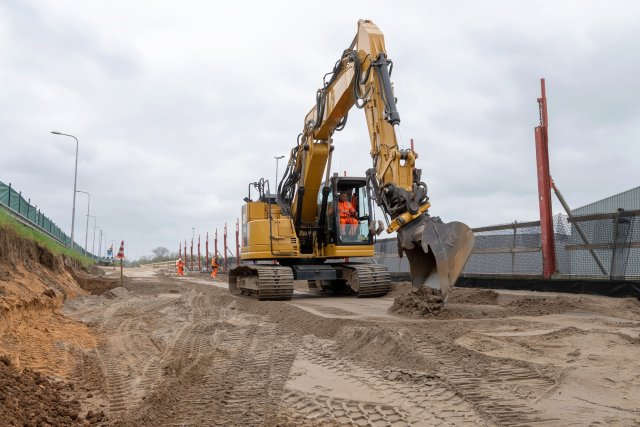 Graafmachine aan het werk op afslag 45 in Echt
