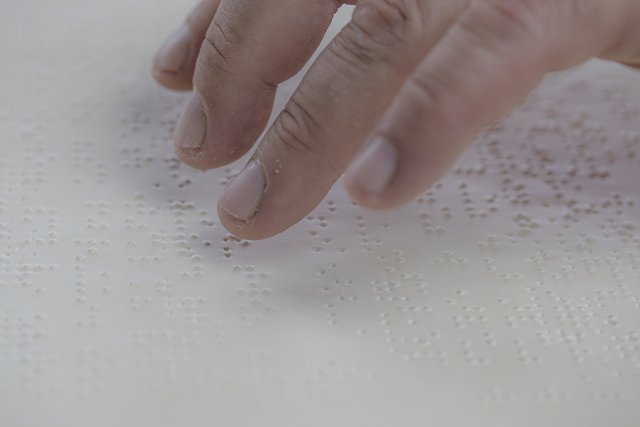 Vingers lezen brailleschrift