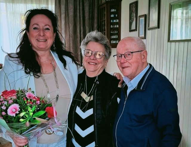 Wethouder Inge Minkenberg en bruidspaar Heijman-Plitscher