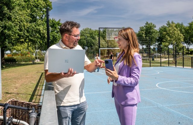 Glenn Dahmen en wethouder Kim Leurs op een basketbalveld