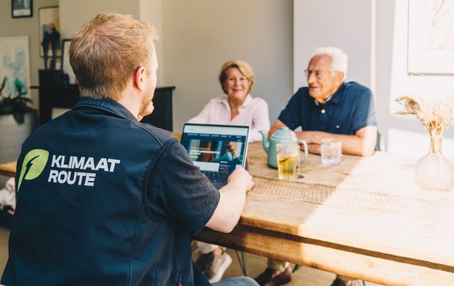 Energiecoach in gesprek met seniore bewoners