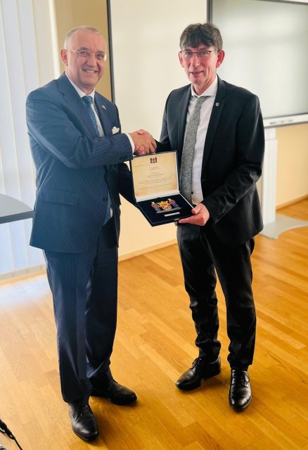 Burgemeester Jos Hessels overhandigd ere-plaquette aan burgemeester Norbert Reyans