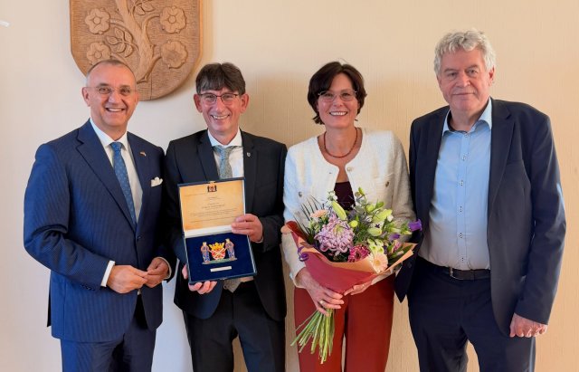 Burgemeester Jos Hessels overhandigd ere-plaquette aan burgemeester Norbert Reyans