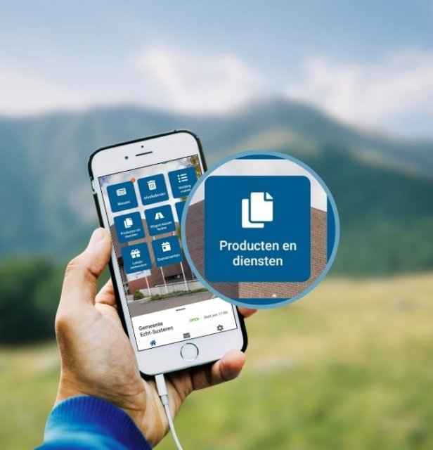 Hand met mobiele telefoon met de gemeente-app